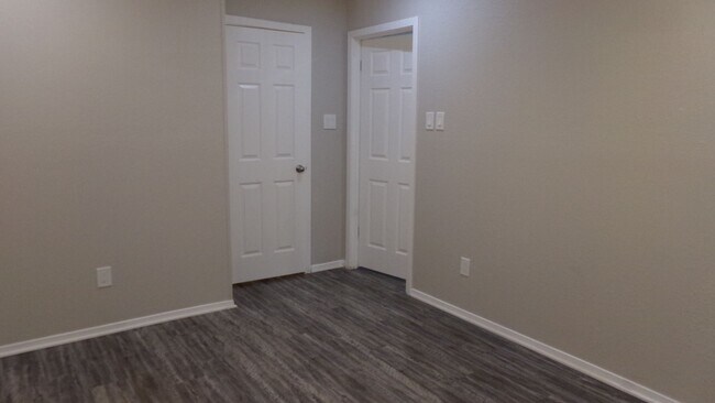 Building Photo - Yuhashi Properties1 (1606 Waterloo Trl)