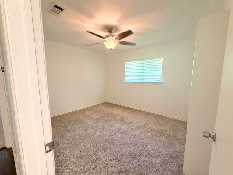 Building Photo - 3433 Lynbrook Dr
