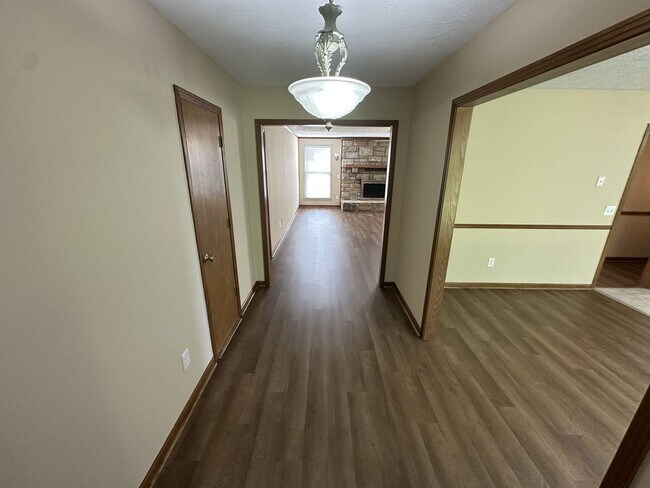 Building Photo - Single Family home in Greenhill Area!