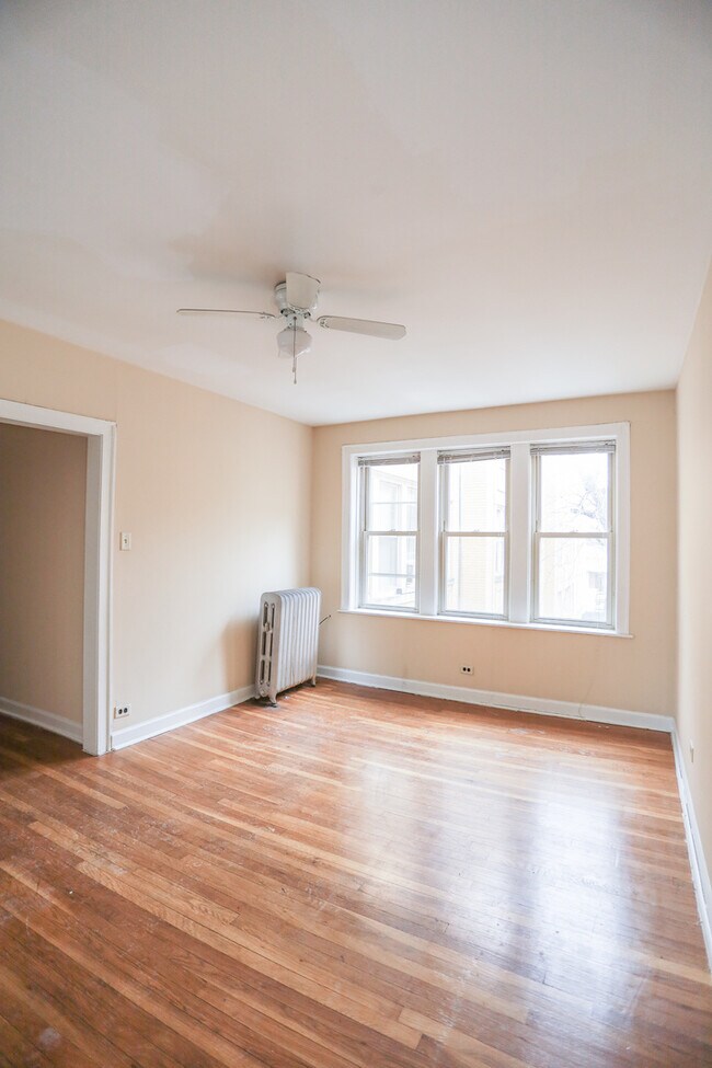 Building Photo - 4724 W Addison St