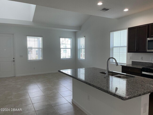 Building Photo - 304 Pop Top Ln
