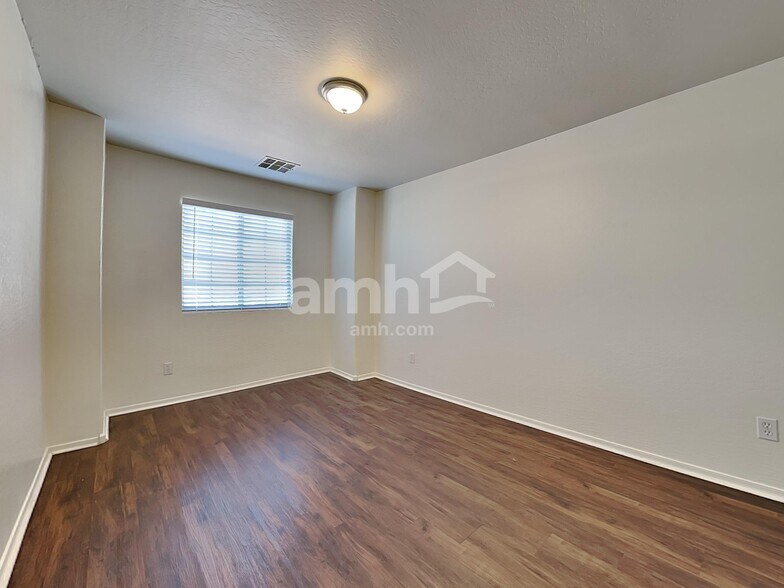 Building Photo - 6727 W Desert Ln