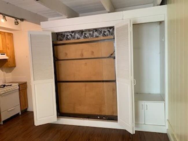 Building Photo - Kon Tiki - Studio Unit - Electric, Water & Sewer included - Avail now!