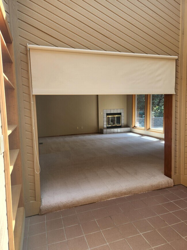 Building Photo - 611 NE Tracker Ct