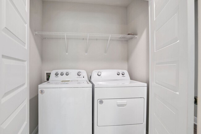 Building Photo - New Townhome near UWF and Nine Mile Rd