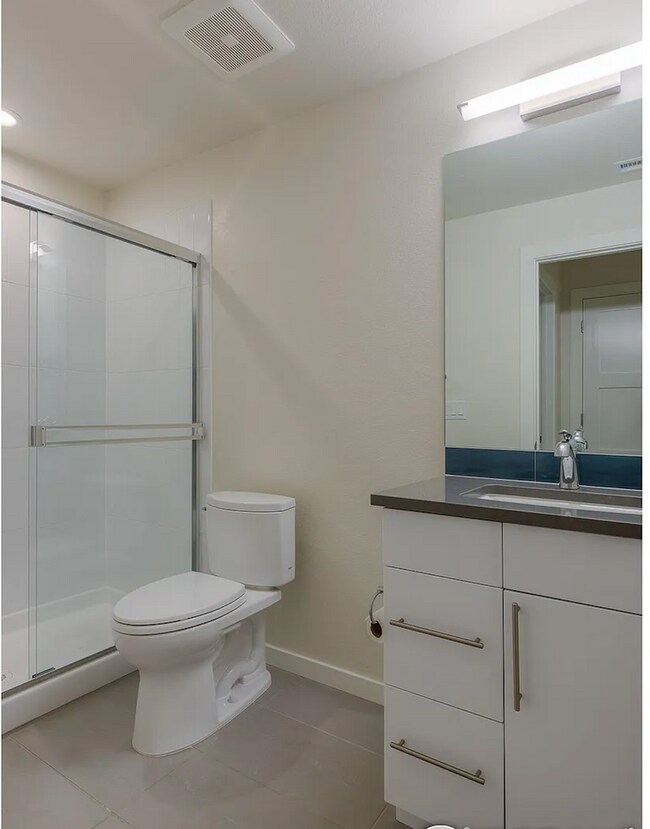 Building Photo - Modern Townhouse in Can't Beat Location - Available 8/1