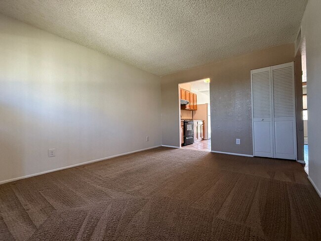 Building Photo - Tempe, Guadalupe and Rural, 2 bed 2 bath single story end unit