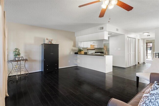 Building Photo - 2595 Cyprus Dr