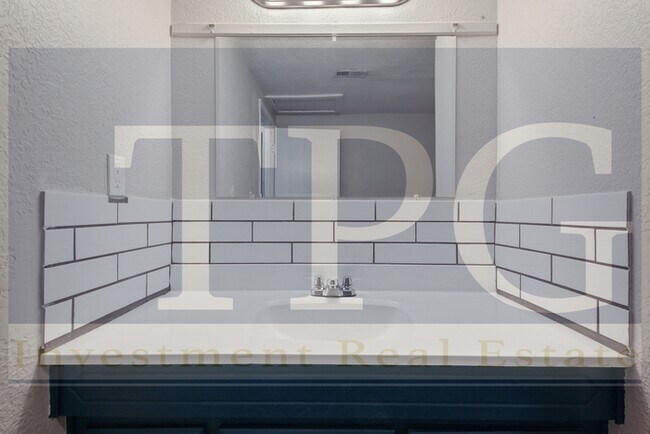 Building Photo - Newly Renovated, Pet Friendly Home in KCMO!