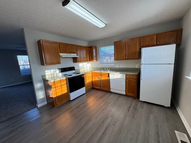 Building Photo - Spacious 3 bedroom, 2 bathroom home near Russell Sims park