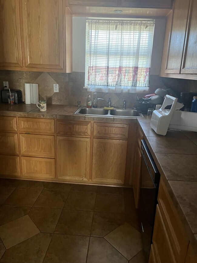 Building Photo - 3 bedroom 1.5 bathroom! HOUSING ACCEPTED!