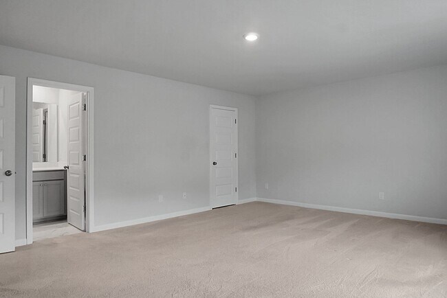 Building Photo - 5 Bedroom, 3.5 Bath, Beautiful Summerville Home, Master on Main