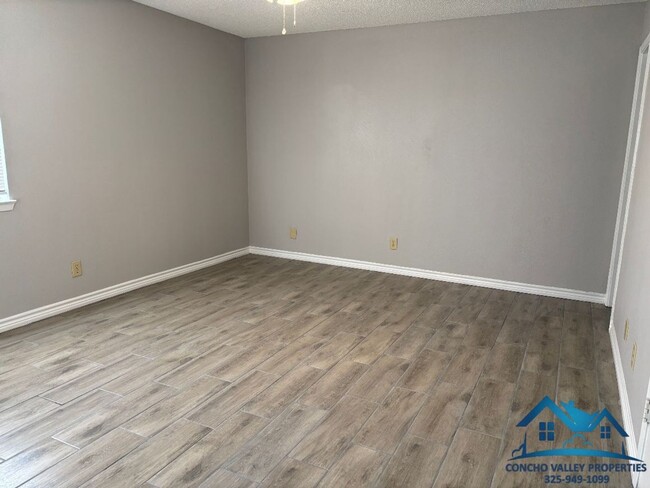 Building Photo - For Rent - 4 Bed/2 Bath near Goodfellow AFB