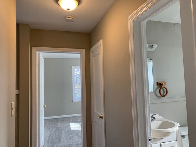 Building Photo - Four Seasons Area, 3 Bedrooms Plus Office, Fire Place, Convenient to Mall & Interstates.