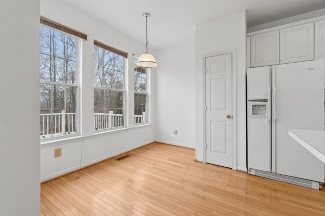 Building Photo - Wonderful Townhome