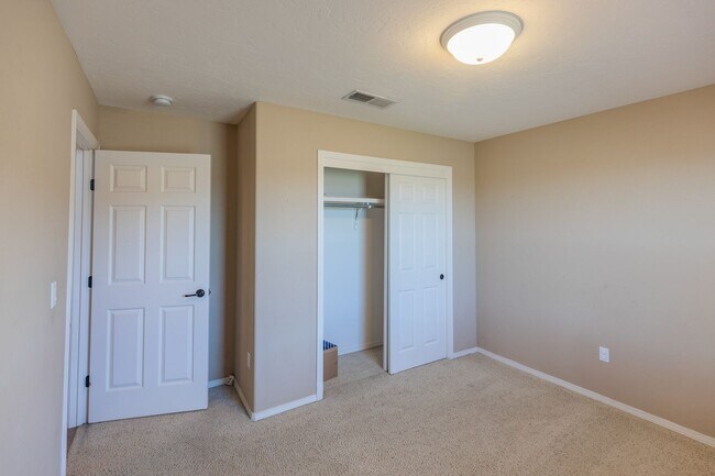 Building Photo - Spacious 4 Bedroom Home