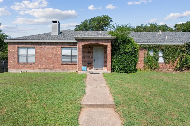 Primary Photo - Quiet Cedar Hill Duplex on a Cul-d-sac