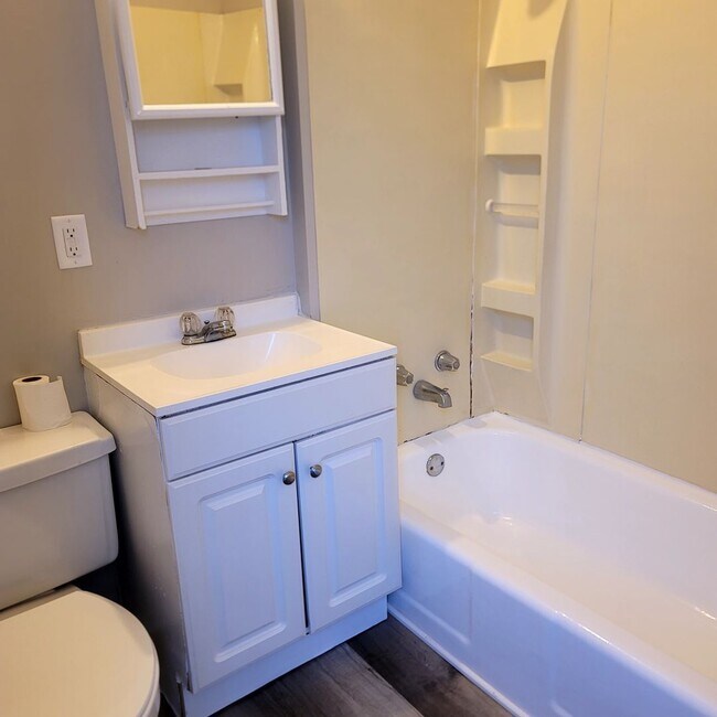 Building Photo - Newly listed and renovated 4 bed 2 bathroom house!