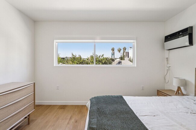 Building Photo - 1422 Tamarind Ave