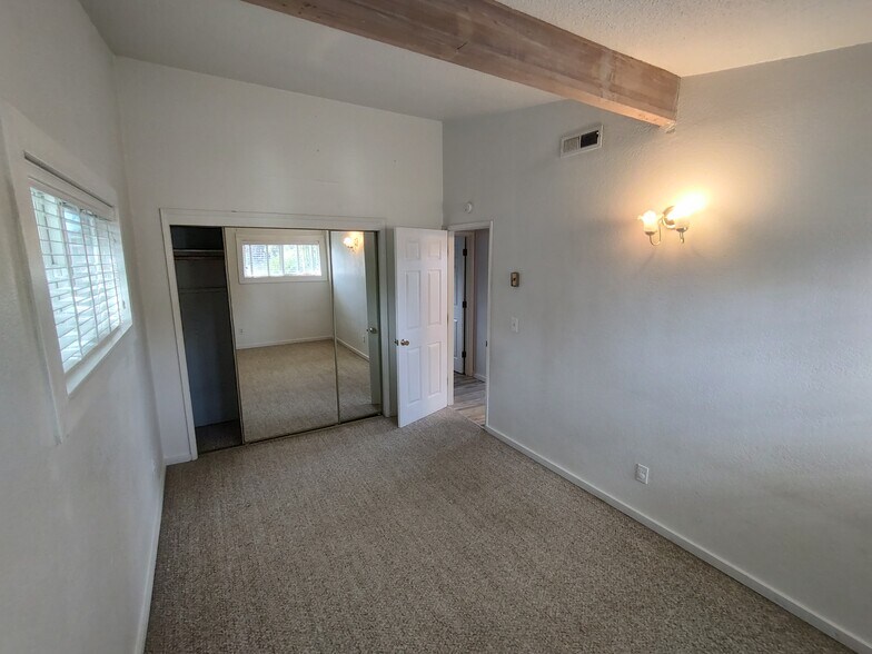 Building Photo - 1112 SE Cotter Pl