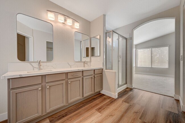 Building Photo - Gorgeous 5 Bedroom 3 Car Garage Home in th...