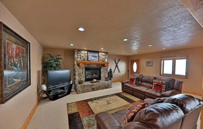 Building Photo - 72 Spruce Dr