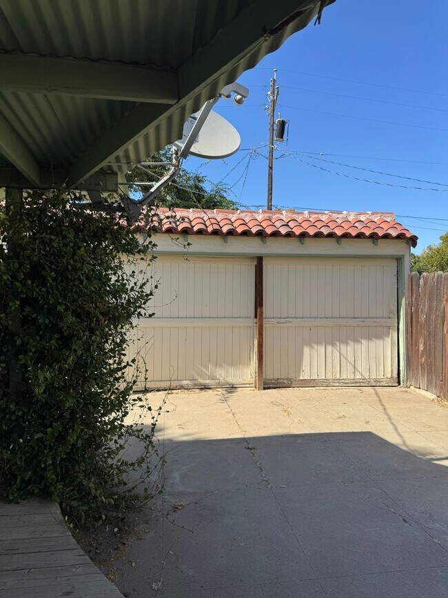 Building Photo - Great Southside Location, 2 Bedroom, 1 Bath Home