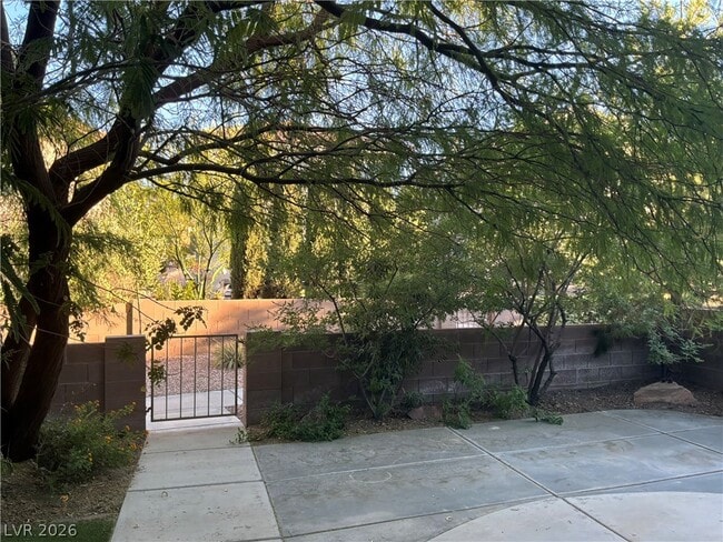 Building Photo - 10021 Calabasas Ave