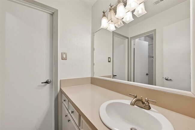 Building Photo - 13925 Hollowgreen Dr