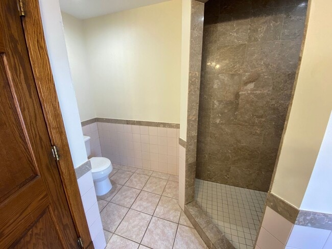 Building Photo - 3 Bedroom, 1.5 Bath Single Family Home Available Now!