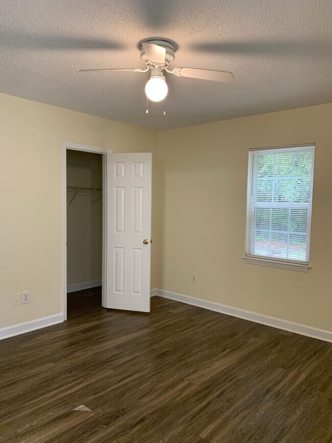 Building Photo - 3 Bedroom 2 Bath House Available on Hillsdale Drive