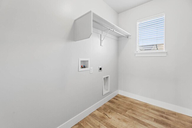 Building Photo - 6 Bedroom 3.5 Bathroom House in Saratoga Springs!