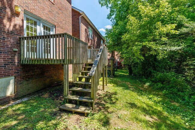 Building Photo - Knoxville 37912 - 3 bedroom, 2.5 bath all ...