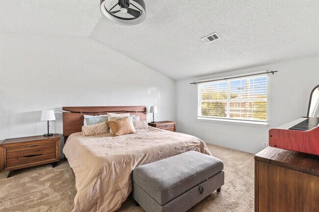 Building Photo - 11004 Elm St