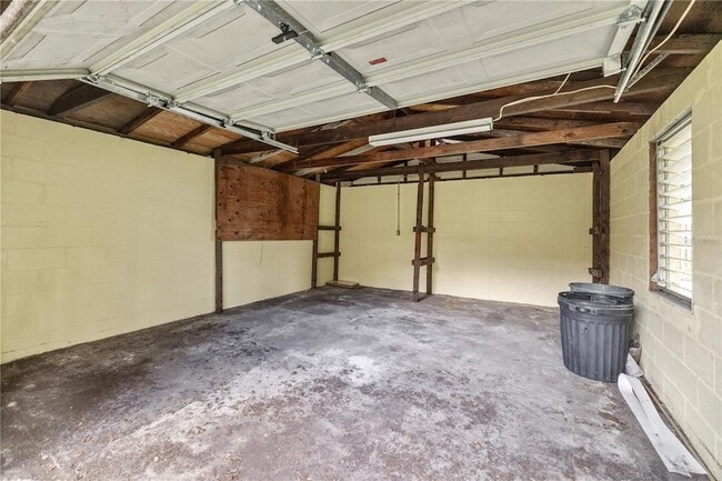 Building Photo - 409 S Willow Ave