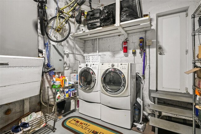 Building Photo - 924 El Rado St