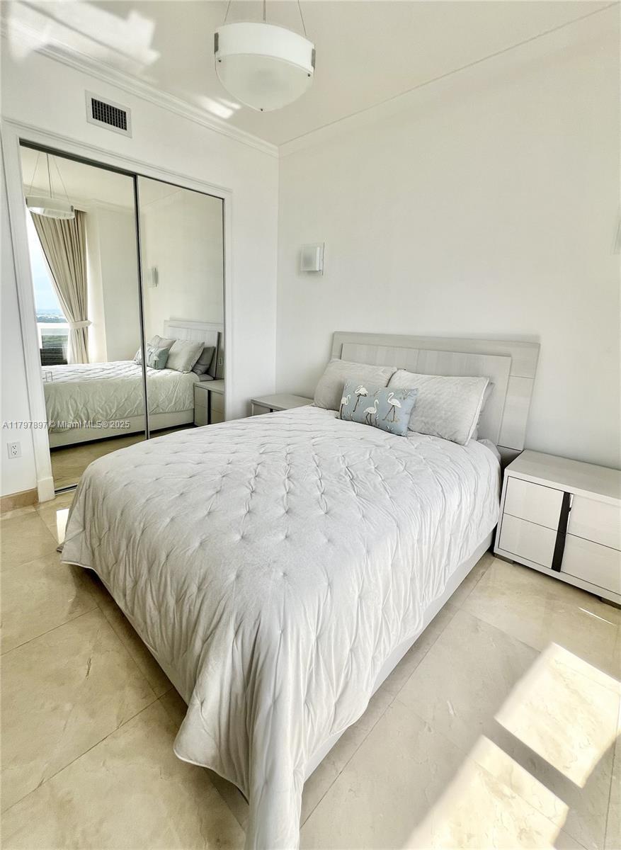Building Photo - 15901 Collins Ave