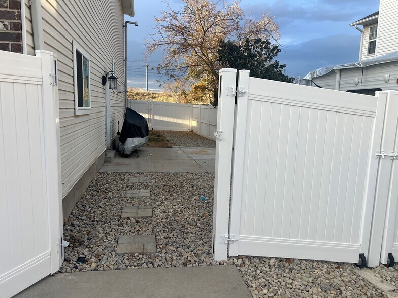 Building Photo - 4368 W Welby Hills Dr