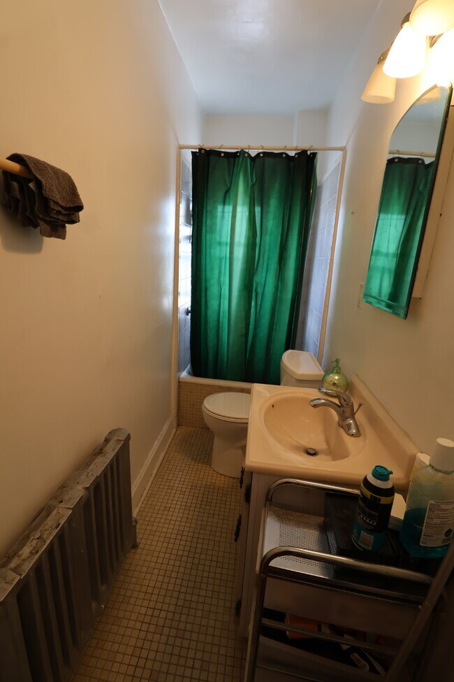 Building Photo - 1910 Pine St