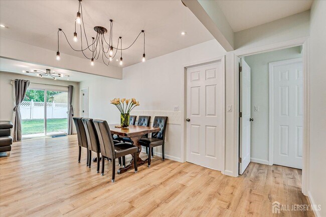 Building Photo - 9 Regent Ct