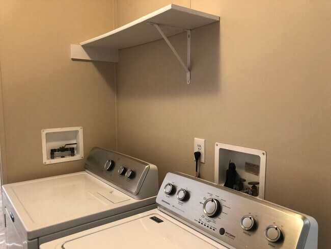 Building Photo - Great 2 Bedroom 1 Bathroom home in North Pointe!