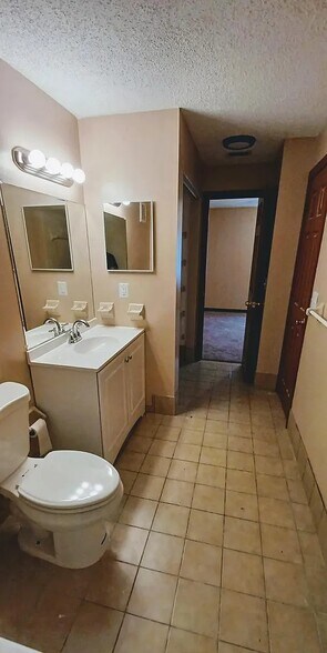 Building Photo - 2111 Oak Meadow Cir