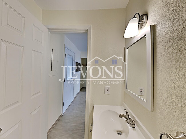 Building Photo - 1516 N Brook Ct