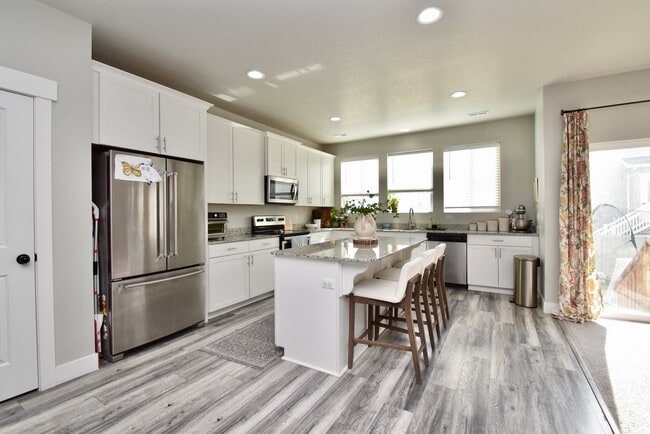 Building Photo - Spacious 5 Bed in Herriman Home in Prime Location! JUNE RENT FREE!!!