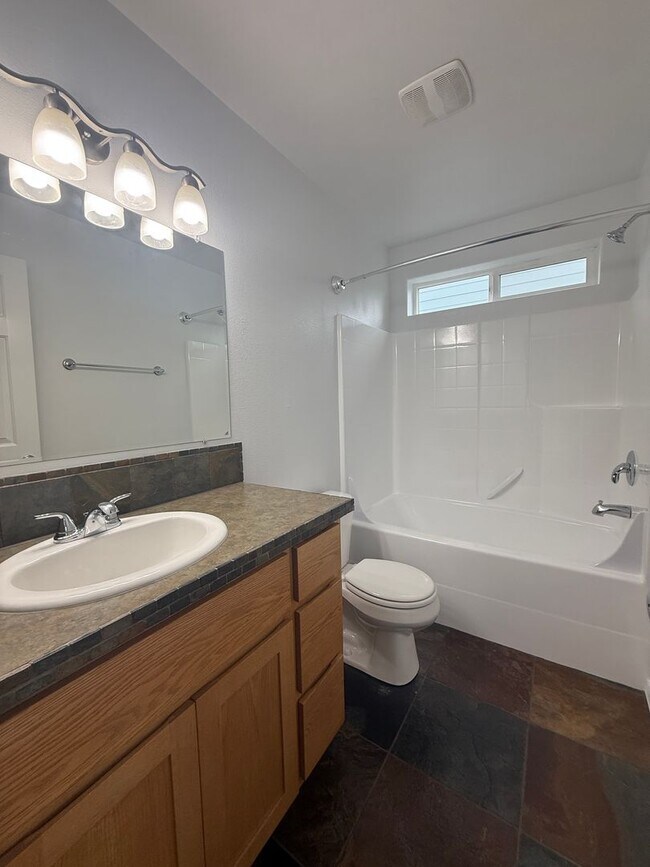 Building Photo - 3 bed, 2 bath- Kennewick Location!