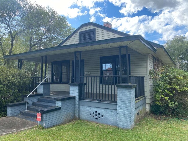 Building Photo - Gorgeous 2 Bedroom 1 Bathroom Single Family Home Located in the Heart of Midtown! Includes Hardwo...
