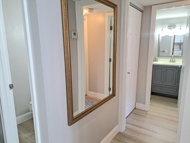 Building Photo - 1502 S Lakeside Dr