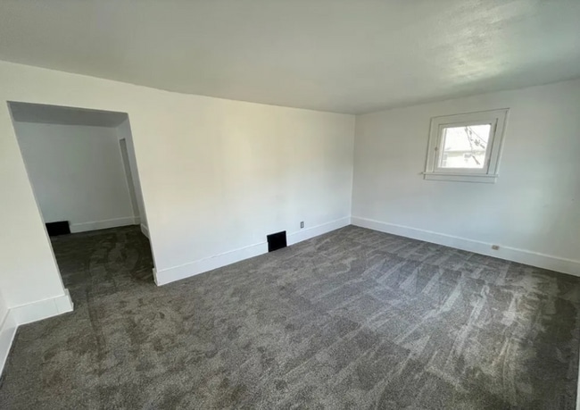 Building Photo - Charming and Well-maintained Single-Family Home