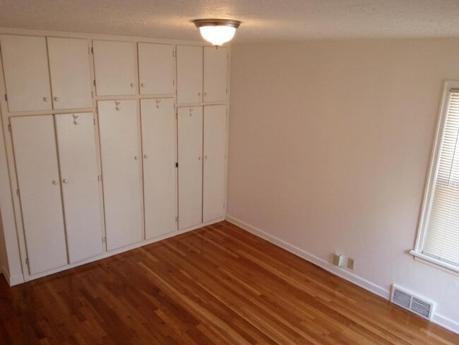 Building Photo - (837) 27th Street Apartments - 1 Bedroom /...