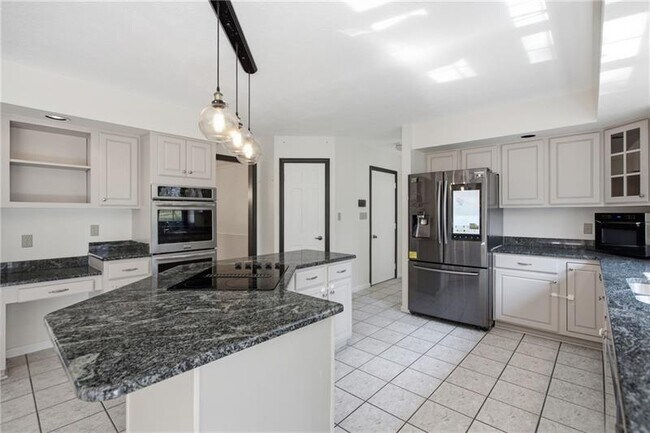 Building Photo - 2501 Birchwood Ct